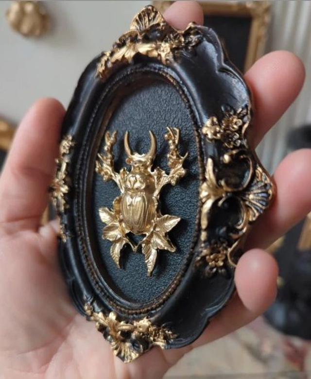 Cadre baroque noir vieilli scarabée
