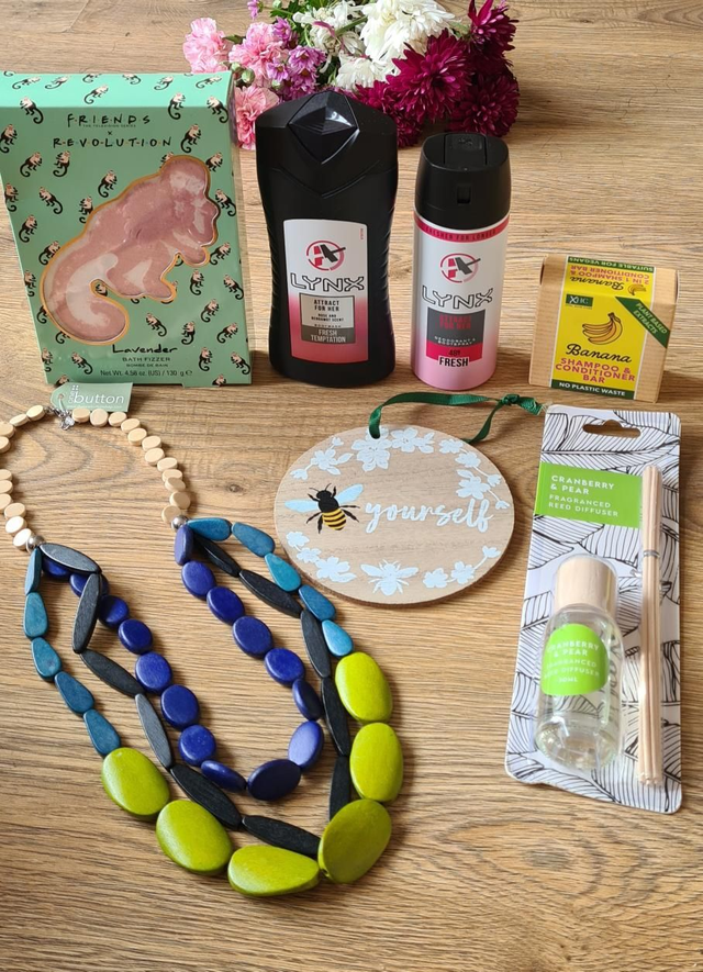 Gift Box - Lynx Attract, Diffuser, Bath Fizzer, Plaque, Necklace, Shampoo