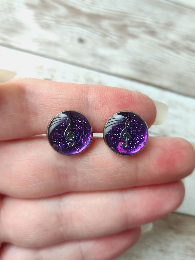 Boucles d&#039;oreilles puces violet et notes 1.4 cm