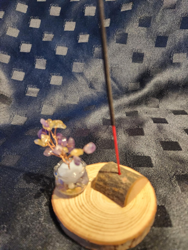 Incense stick holder with Amethyst crystals &amp; shells