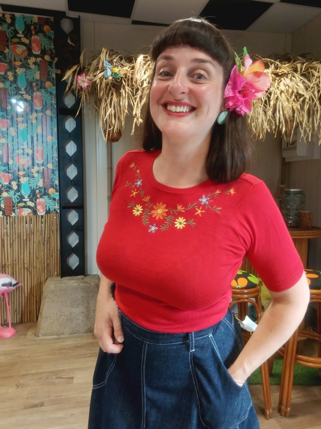 Haut basique rouge brodé