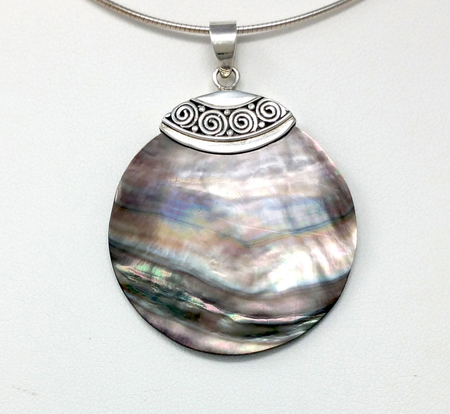 PENDENTIF ROND DE NACRE GRISE CERTI D'ARGENT MASSIF - VENDU SANS CHAINE - 4475