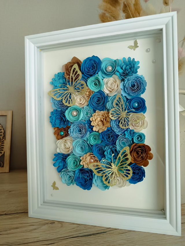 Cadre lumineux fleuri décoratif bleu & doré – Fleurs en papier et papillons pailletés