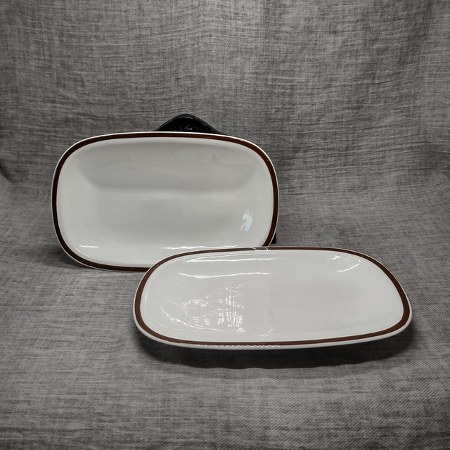 Schumann | Serveerschaal (lengte 23 | breedte 14,5 | hoogte 2,5 cm) langwerpige vorm in wit bruin gebiesd aan de randen | Vintage