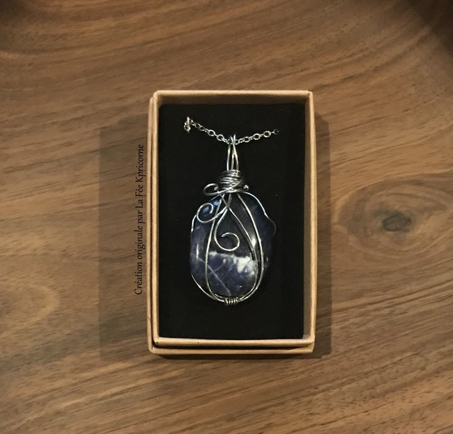 Pendentif SODALITE - BIJOU ARTISANAL Gamme &quot;DANA&quot; - [fils et chaîne inox]