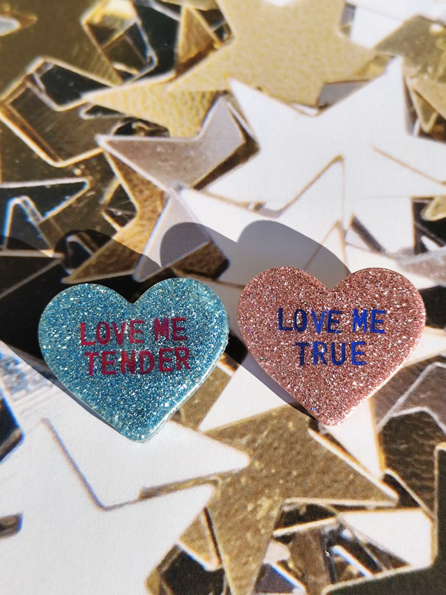 Duo de broches cœur à paillettes - messages : Love me tender, Love me true
