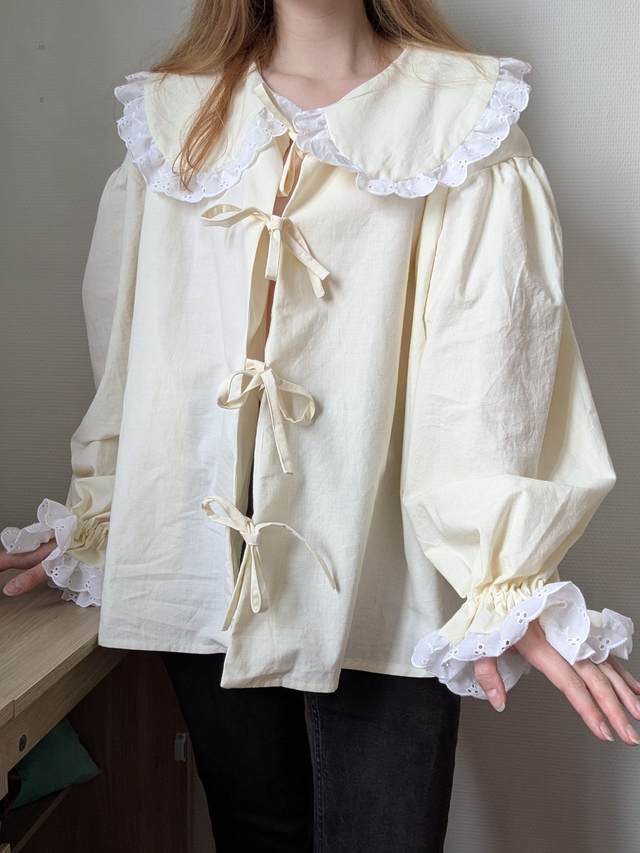 Blouse à grand col claudine