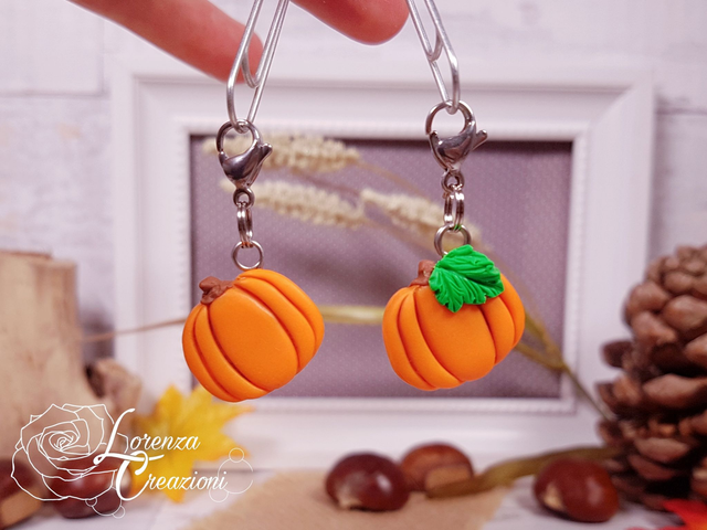 Charm artigianale zucca arancione autunnale, modellata e dipinta a mano in argilla polimerica