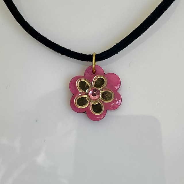 Collier ras de cou  fleur rose 