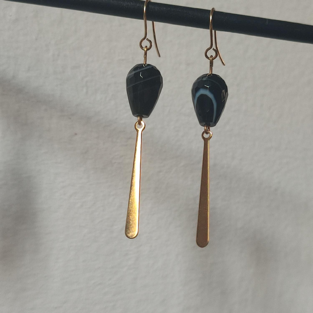 Boucles d&#039;oreilles agate noire et gouttes en acier inoxydable doré -sans nickel, pièce unique 