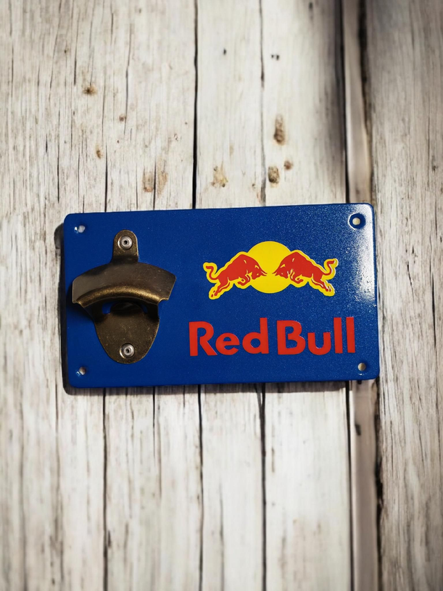 Décapsuleur mural red bull 