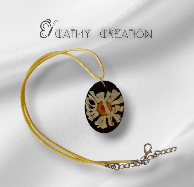 Collier avec inclusion de fleur