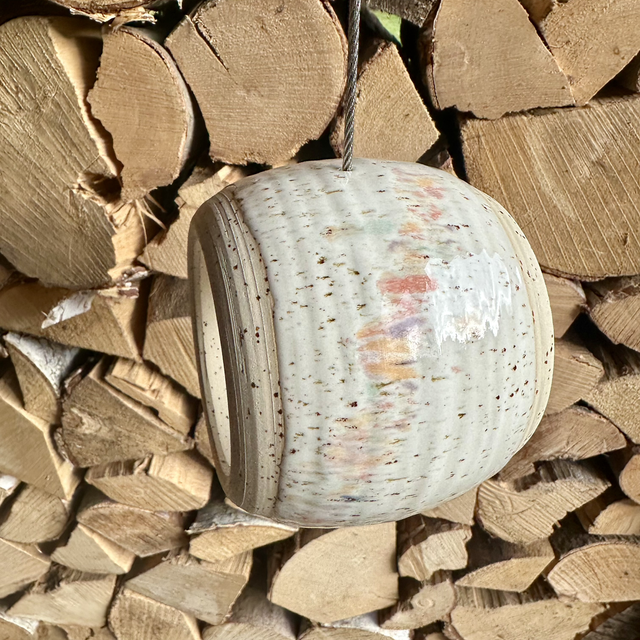 Keramik-Meisentonne – dekorativer Futterspender für kleine Gartenvögel