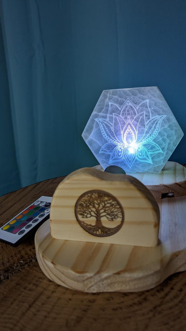 Projecteur en Sélénite gravure Fleur de Lotus.