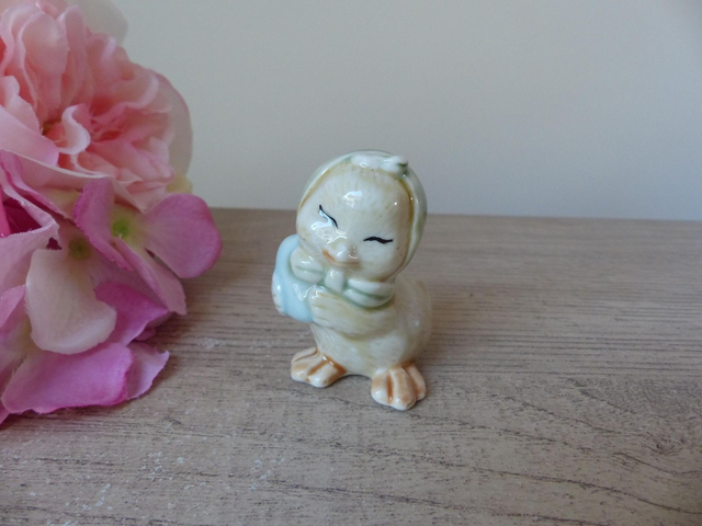 Miniature ancienne en porcelaine – Maman poule et son œuf – Décoration vintage tendre et unique – Cadeau ou collection animaux