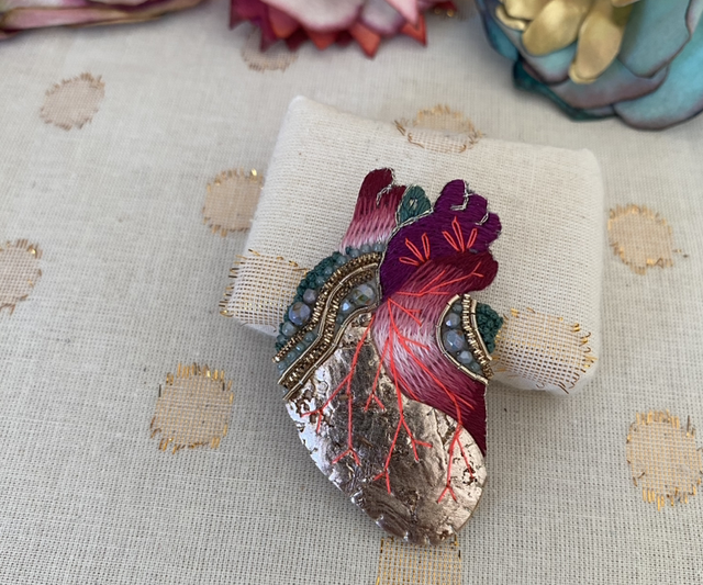 Broche brodée coeur bordeaux vert eucalyptus 