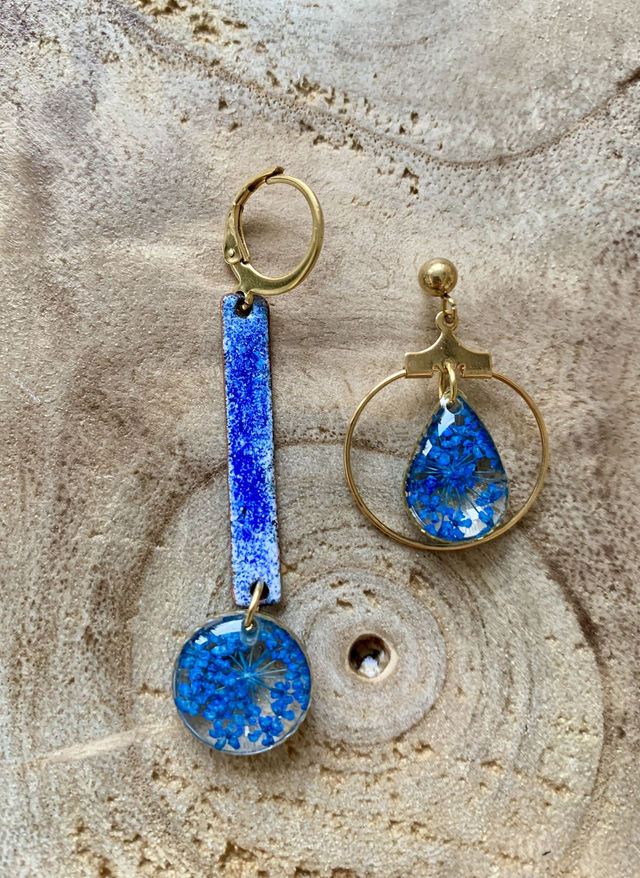 Pièces uniques - Boucles d&#039;oreilles émaillées avec fleurs séchées