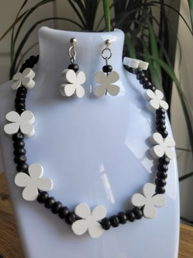 Set of matching white flower earrings and necklace