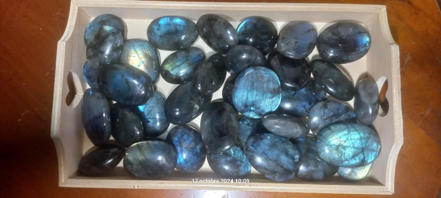 Labradorite bleue en pierre roulée. 