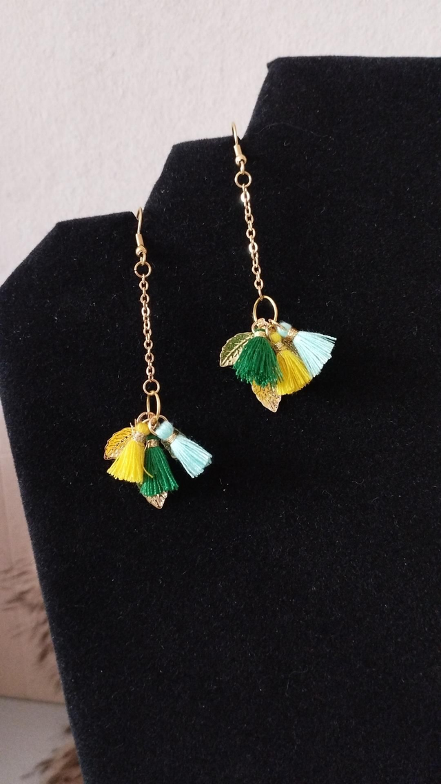 Boucles d'oreilles dorées feuilles à froufrou multicolore. Collection Vincenz'o bijoux.