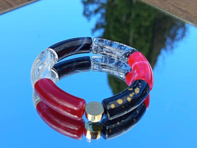 Bracelet perles tubes incurvées acrylique Anjali Maanik N°2