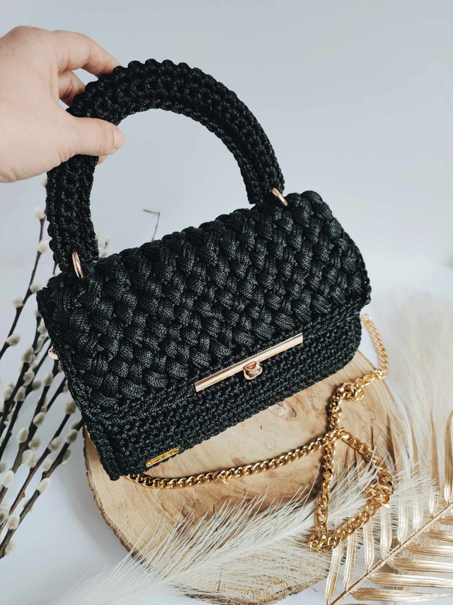 Sac Charlotte – Élégance audacieuse en crochet noir et doré