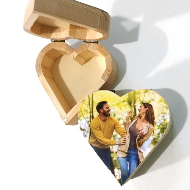 scatola in legno forma cuore con foto