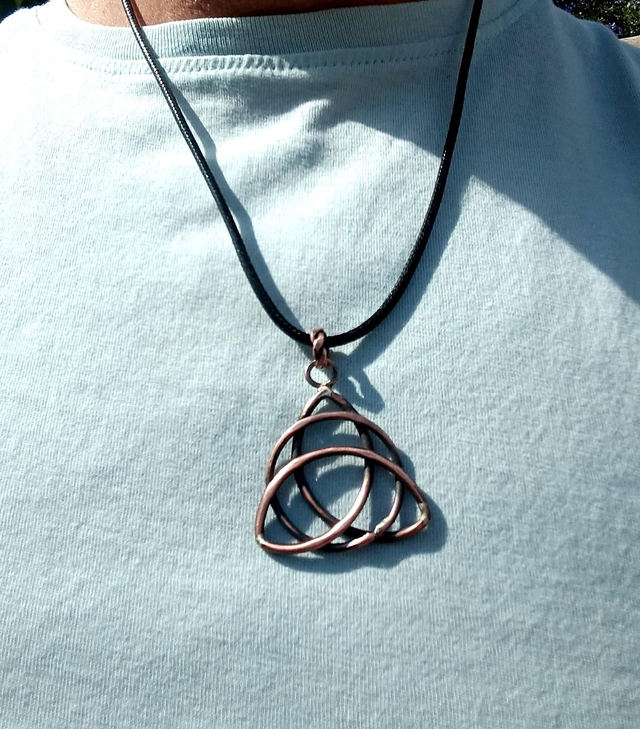 Collier triquetra en cuivre