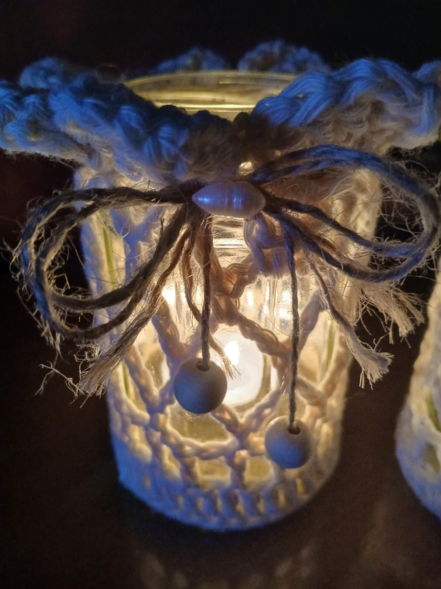 Photophore en verre habillé au crochet et breloques – décoration artisanale bohème chic