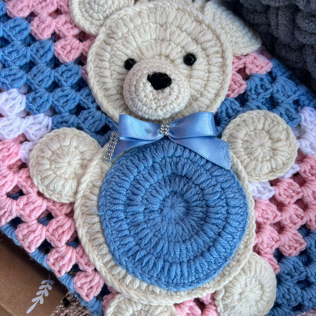 Crochet blanket with teddy motif 
