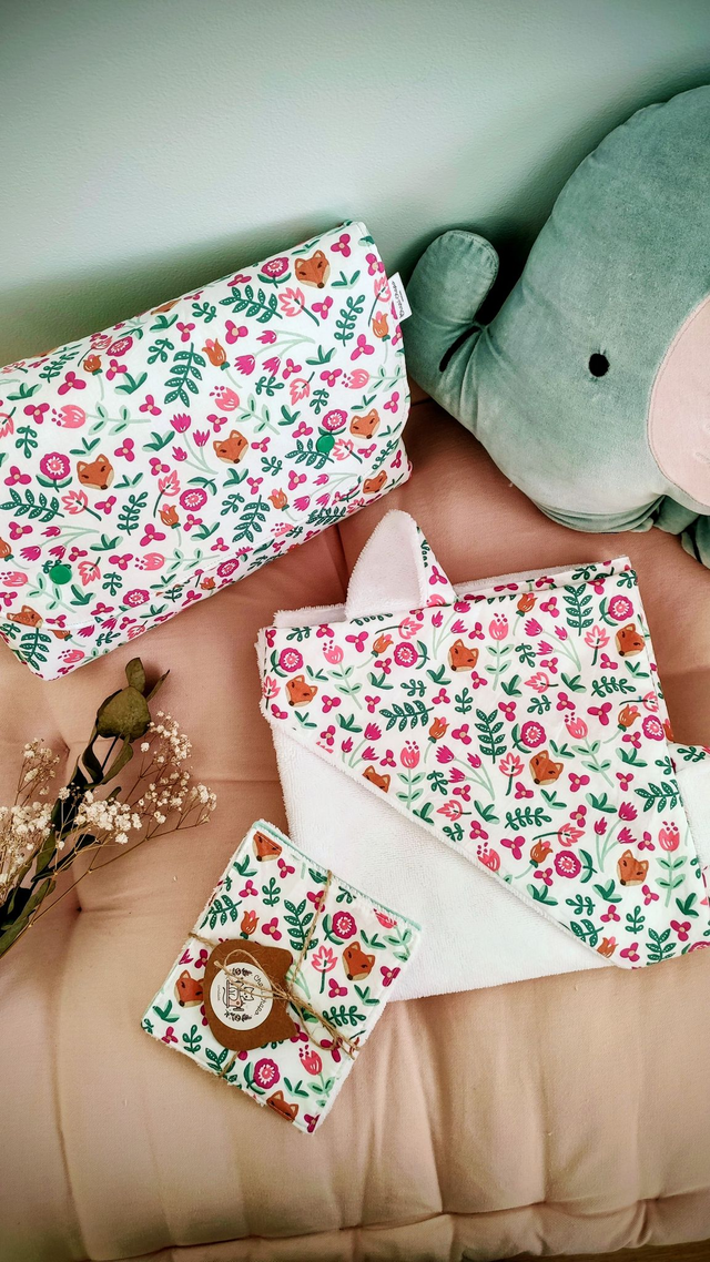 Coffret Le Chapi’Merveille – Matelas à langer nomade, Cape de bain et Lingettes