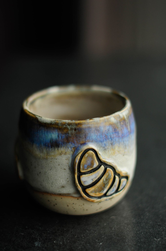 Becher, mit 3 Hörnchen 