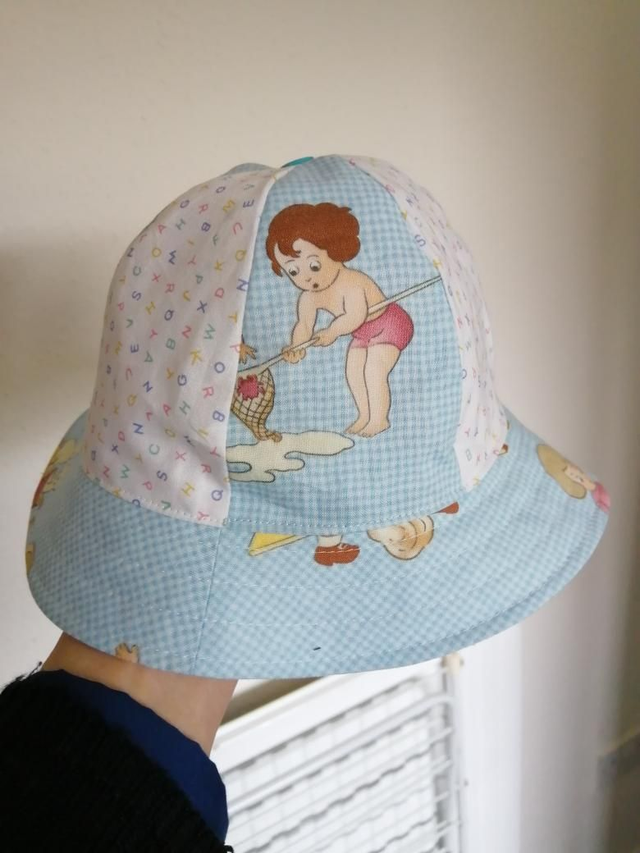 Hat - approx. 09-12 mth.   Playing toddlers