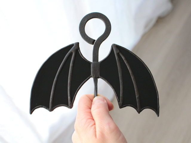 🗝️ Clé volante chauve-souris en vitrail