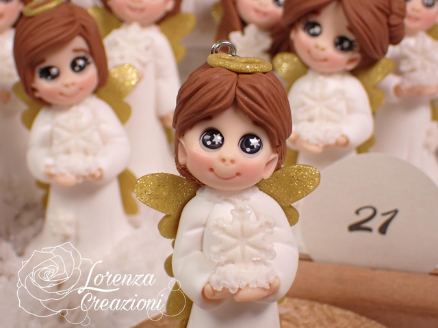 Angioletto del Natale 2025 n°21  con fiocco di neve, modellato e dipinto a mano. Pezzo unico, da collezione, firmato e numerato. Made in Italy, made in Treviso, Lorenza Creazioni.
