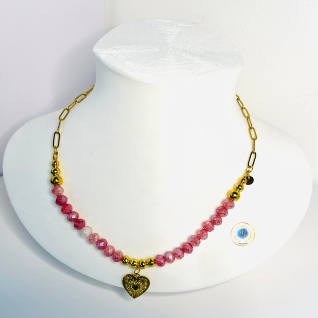 Handgemaakte Ketting met Roze Facetkralen, Goudkleurige Schakel & Hartbedel