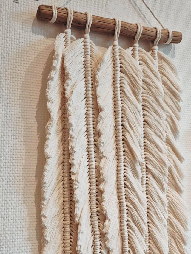 Suspension murale en macramé – Design 5 plumes.