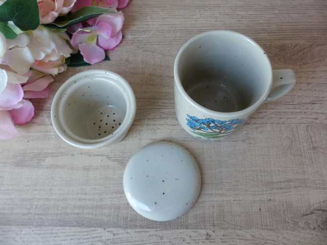 Tisanière Vintage en Grès Mouchetté – Décor Botanique Baies de Sureau Noir – Tasse avec Filtre et Couvercle – Style Campagne et Bohème