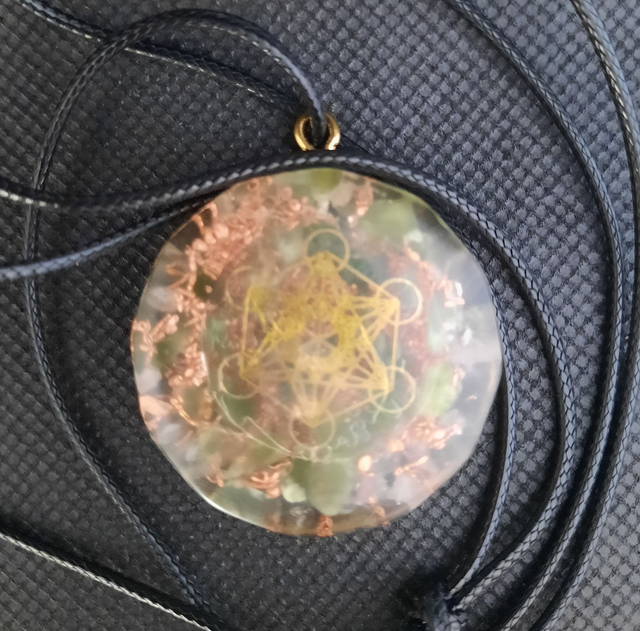 Pendentif Médaillon Orgonite Aventurine verte / Quartz rose