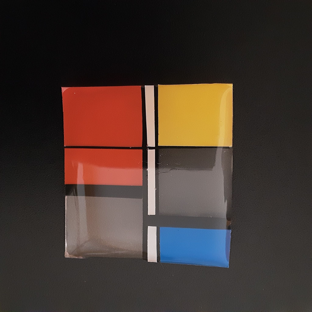 Broche grand carré collection graphique-fond transparent-décor blanc-bleu-rouge et jaune