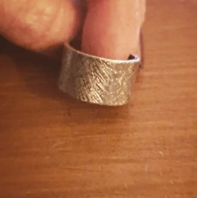 Bague en acier inoxydable, texturée
T52