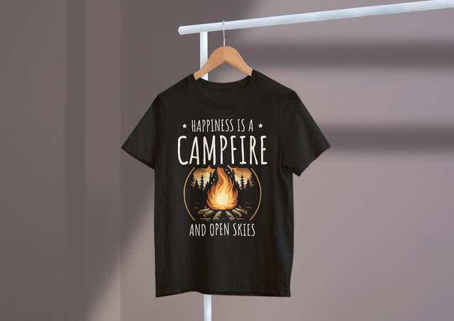 Happiness Is A Campfire And Open Skies Campfire Moments. Glück ist ein Lagerfeuer und Lagerfeuermomente unter freiem Himmel