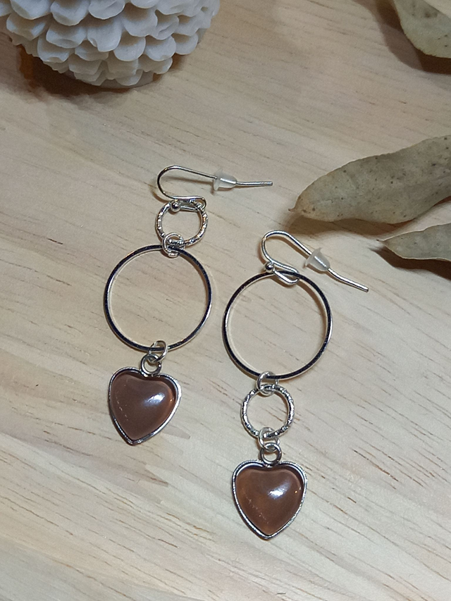 Boucles d&#039;oreilles asymétriques - cabochon cœur marron /  cercles fin et texturé argenté / argenté
