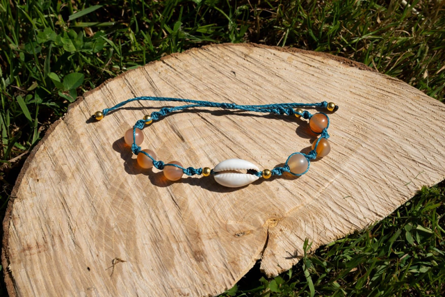 Bracelet en micro-macramé avec son joli coquillage Cauri et perles Cornaline 