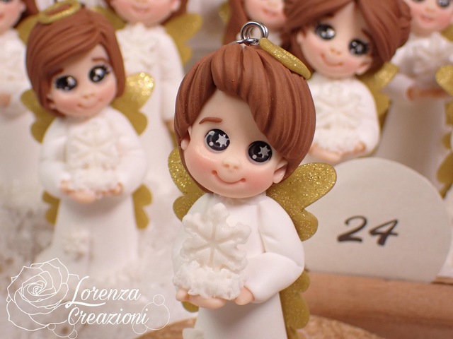 Angioletto del Natale 2025 n°24  con fiocco di neve, modellato e dipinto a mano. Pezzo unico, da collezione, firmato e numerato. Made in Italy, made in Treviso, Lorenza Creazioni.
