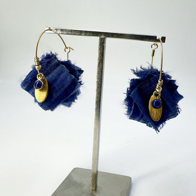Boucles d&#039;oreilles &quot;Frou-frous&quot; bleu marine, petit modèle