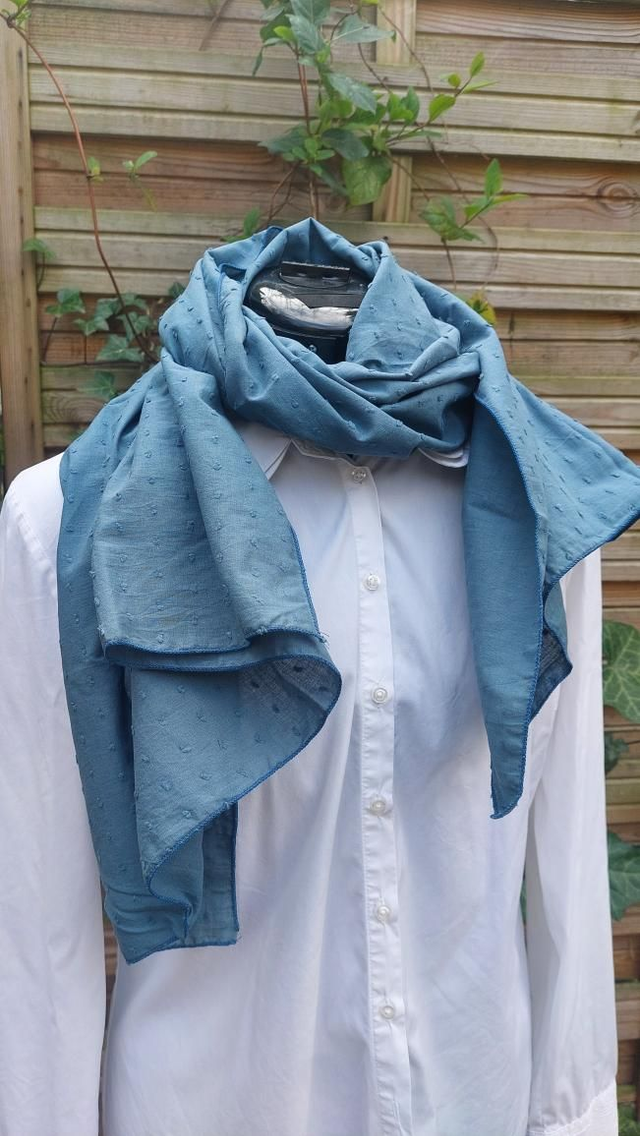 Foulard en plumetis bleu