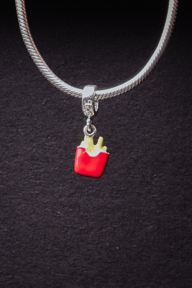 Berloque prata batata frita resinado