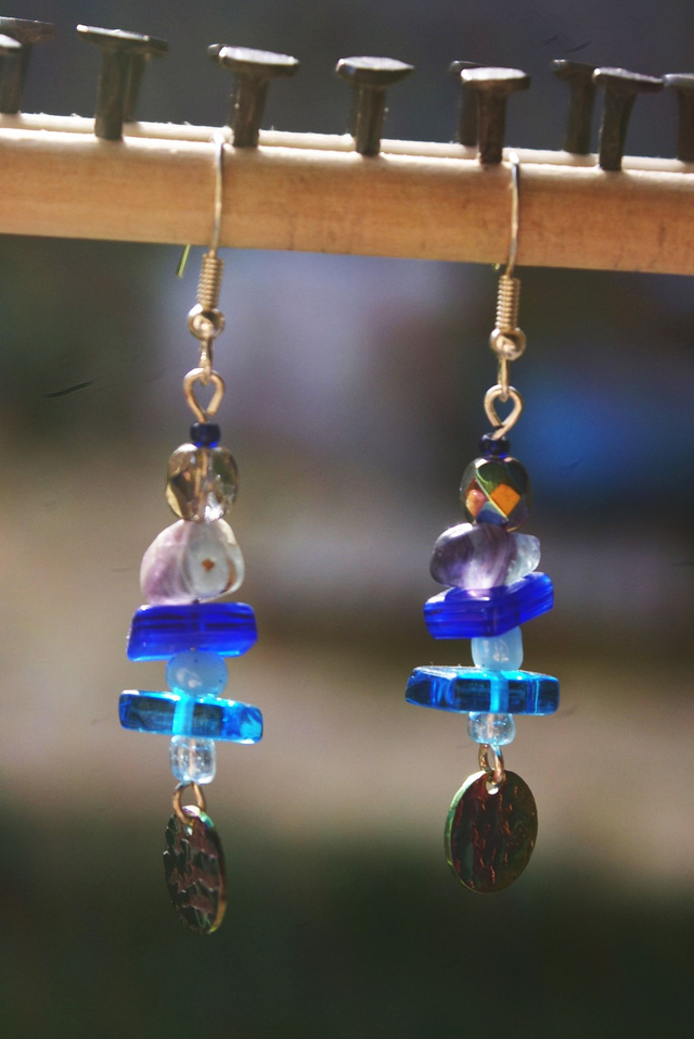 Boucles d&#039;oreilles en verre bleu. 