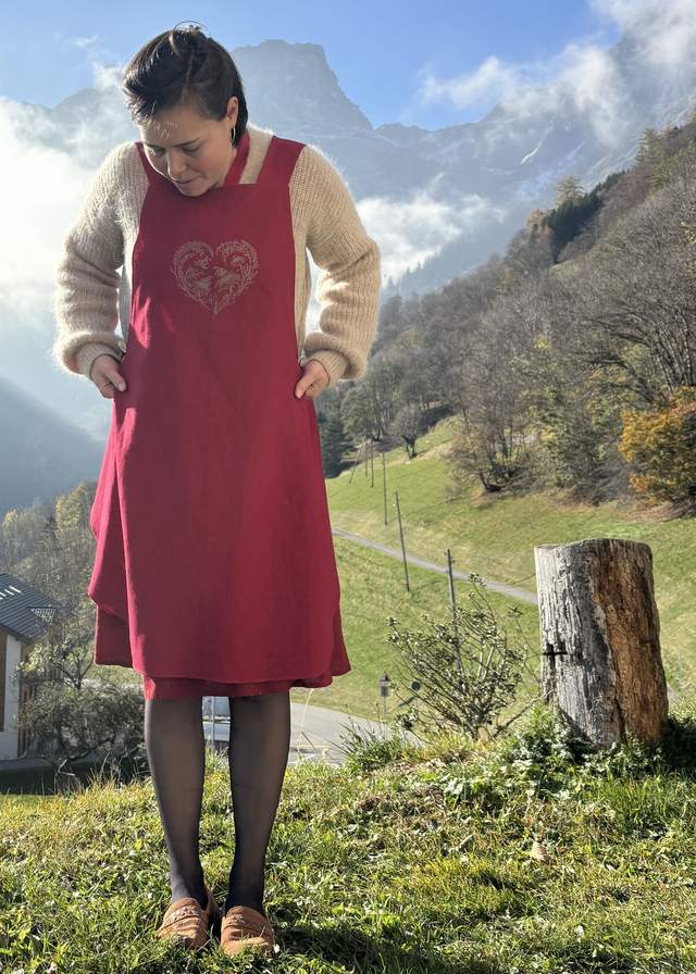 Tablier japonais rouge broderie coeur et abeilles 